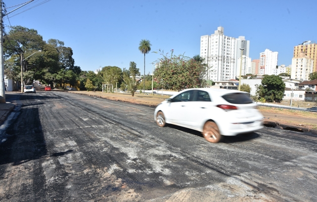 Prefeitura de Goiânia faz recapeamento da Rua 233, no Setor Universitário