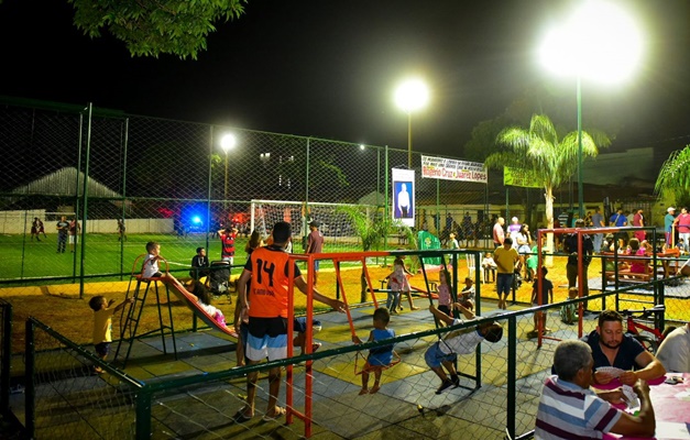Prefeitura de Goiânia inaugura campo de futebol na Vila Mauá