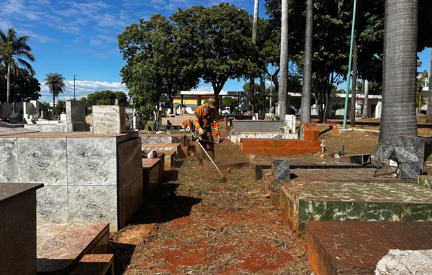 Prefeitura de Goiânia inicia limpeza nos cemitérios Santana e Parque