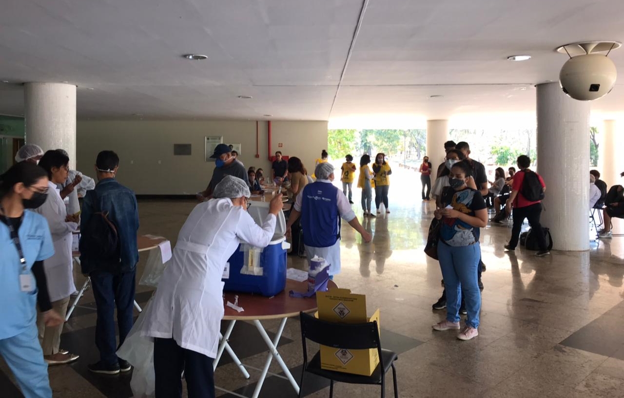Prefeitura de Goiânia leva vacinas contra gripe e covid-19 a universidades 