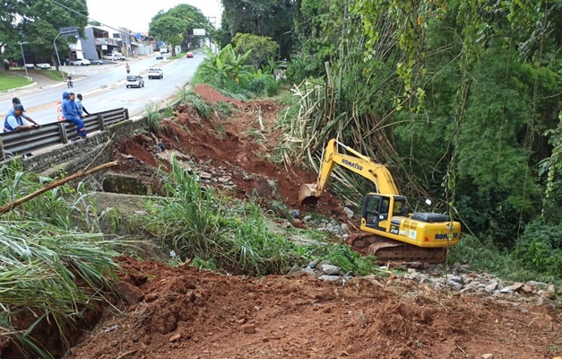 Prefeitura de Goiânia recupera terreno com erosão na Avenida 3° Radial