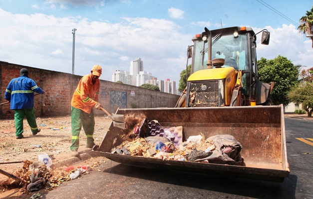 Prefeitura de Goiânia remove entulhos descartados de forma irregular 