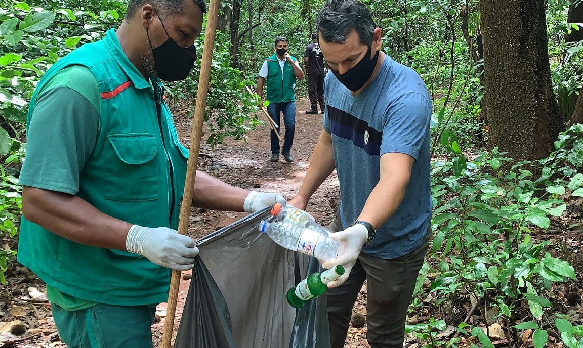 Prefeitura de Goiânia retira mais de 300 kg de lixo do Bosque dos Buritis