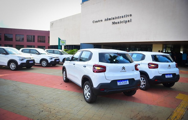 Prefeitura entrega 7 carros para entidades sociais de Goiânia