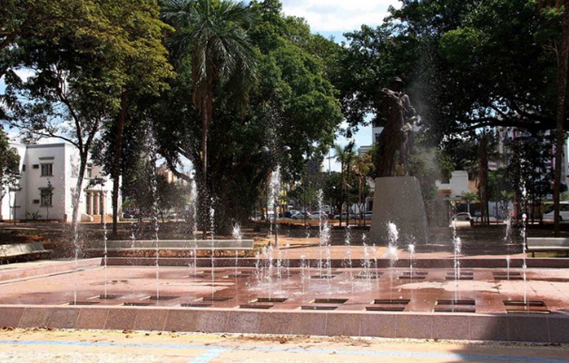 Prefeitura entrega fontes luminosas da Praça Cívica