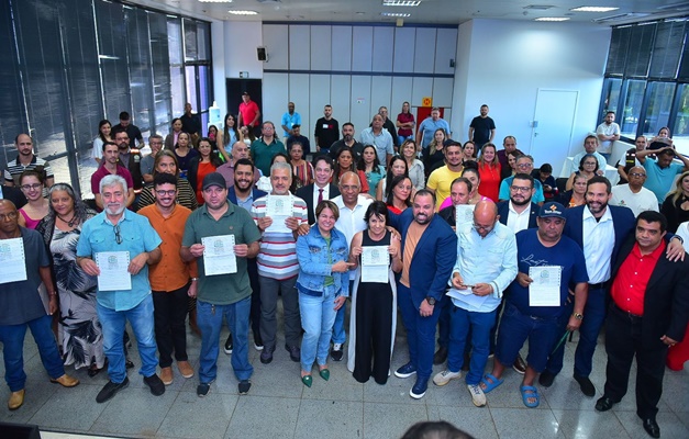 Prefeitura entrega permissões de uso para donos de pit dogs de Goiânia