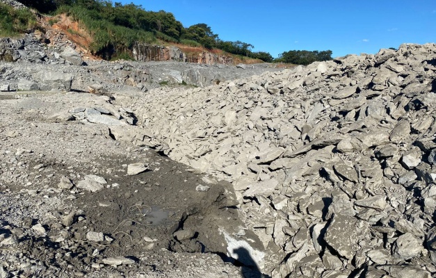 Prefeitura faz detonação em pedreira e produz rochas para uso em obras