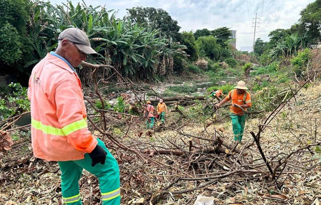Prefeitura faz limpeza e roçagem no córrego Capim Puba em Goiânia 