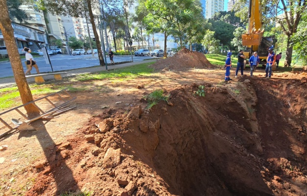 Prefeitura faz manutenção em sistema de drenagem no Parque Lago das Rosas