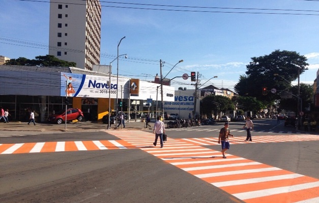 Prefeitura implanta faixa transversal de pedestres no Centro de Goiânia
