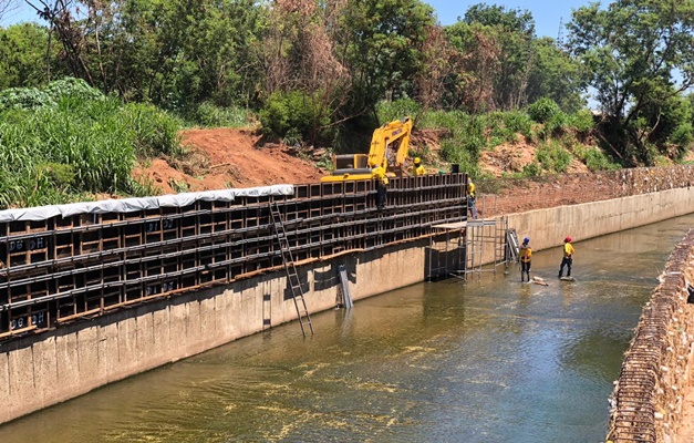 Prefeitura inicia concretagem da parede do canal do Córrego Cascavel