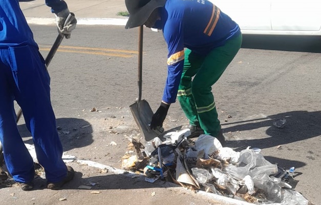Prefeitura limpa bocas de lobo para prevenir alagamentos em Goiânia