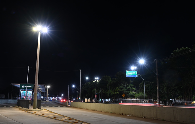 Prefeitura mira marca de 98 mil luminárias de LED em Goiânia, aponta balanço