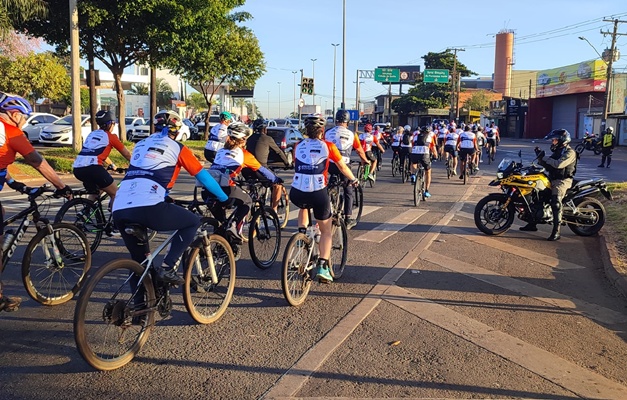 Prefeitura orienta ciclistas sobre segurança no trânsito durante o feriado