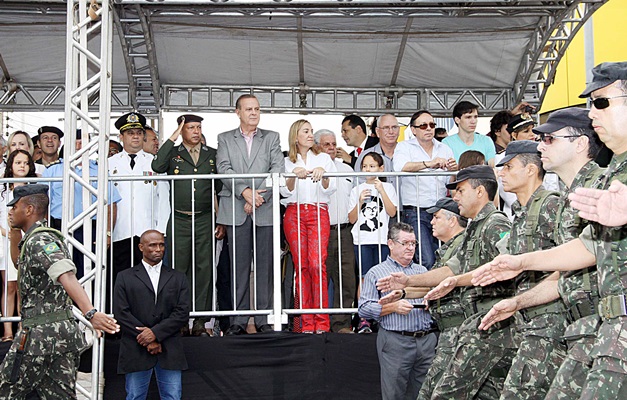 Prefeitura realiza desfile cívico-militar na Avenida 24 de Outubro