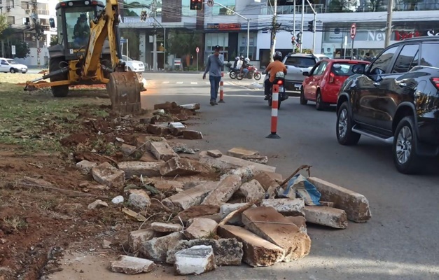 Prefeitura realiza obra para ajustar canteiro central da Avenida 135