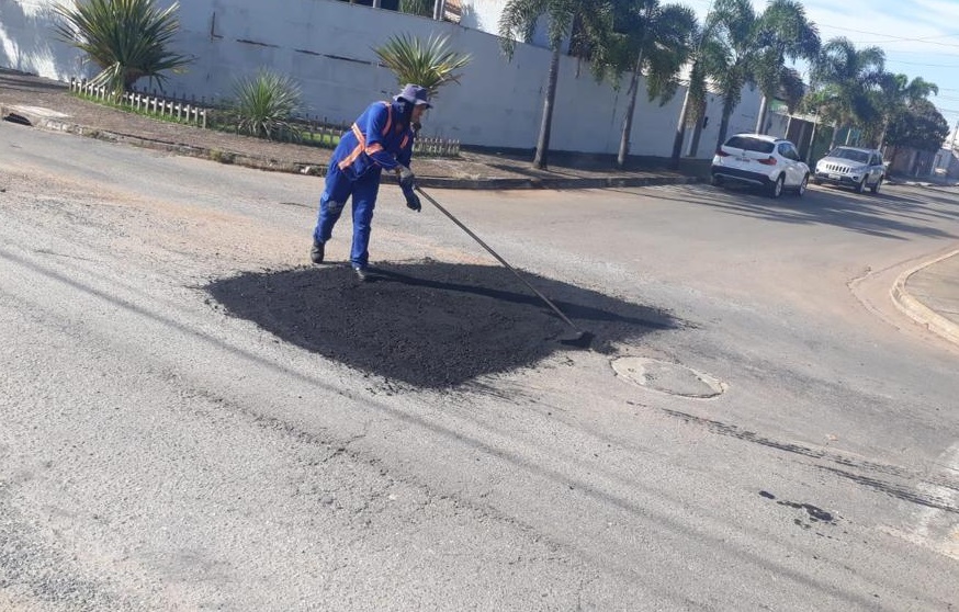 Prefeitura realiza operação tapa-buracos em 117 bairros de Goiânia
