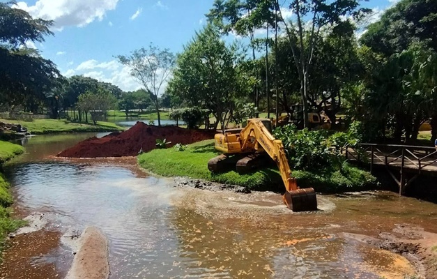Prefeitura remove detritos acumulados no fundo de lago do Parque Cascavel