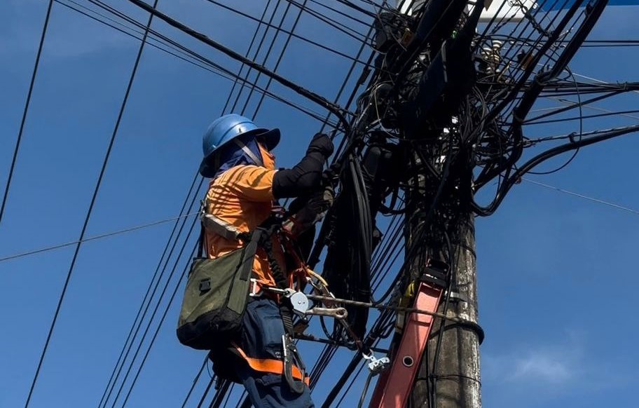 Prefeitura retira 10 toneladas de fios excedentes dos postes em Goiânia