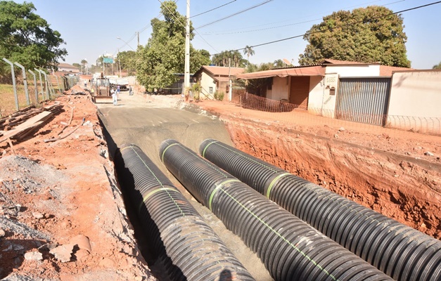Prefeitura retoma obras de drenagem e pavimentação no Bairro Feliz