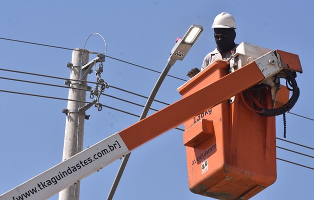 Prefeitura substitui lâmpadas amarelas por LED em Goiânia