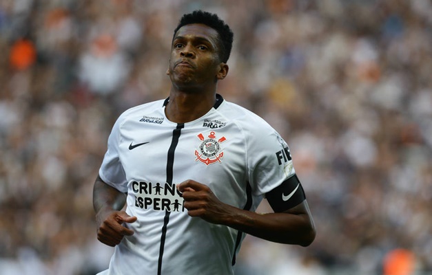 Prejudicado por erro de árbitro, Corinthians segura empate com Flamengo no sufoco
