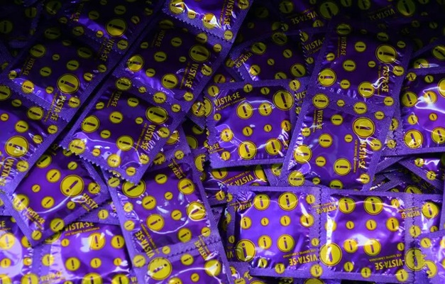 Preservativos texturizados e finos passam a ser oferecidos pelo SUS