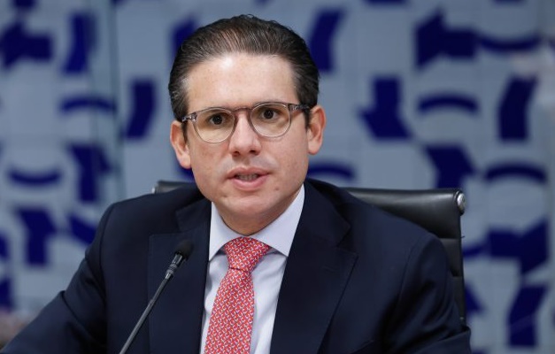 Presidente da Câmara critica governo após aumento do IOF: 'Brasil não precisa de mais imposto'