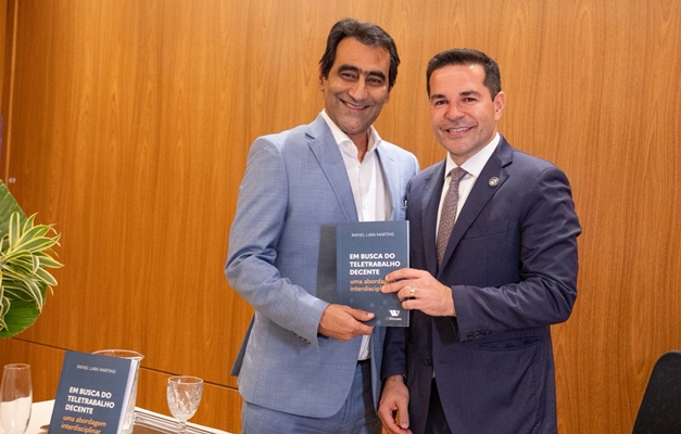 Presidente da OAB-GO lança livro sobre teletrabalho em noite de autógrafos