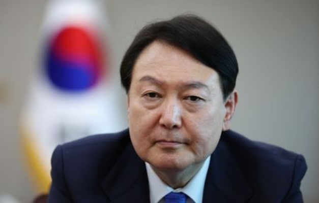 Presidente destituído da Coreia do Sul é indiciado por impor lei marcial