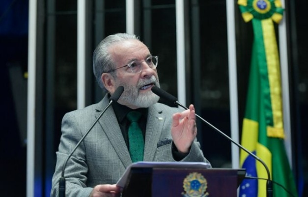 Presidente do CFM defende no Senado que 'autonomia da mulher' para aborto tenha limites