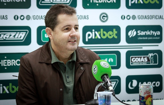 Presidente do Goiás é suspenso por 90 dias e multado em R$ 75 mil pelo STJD