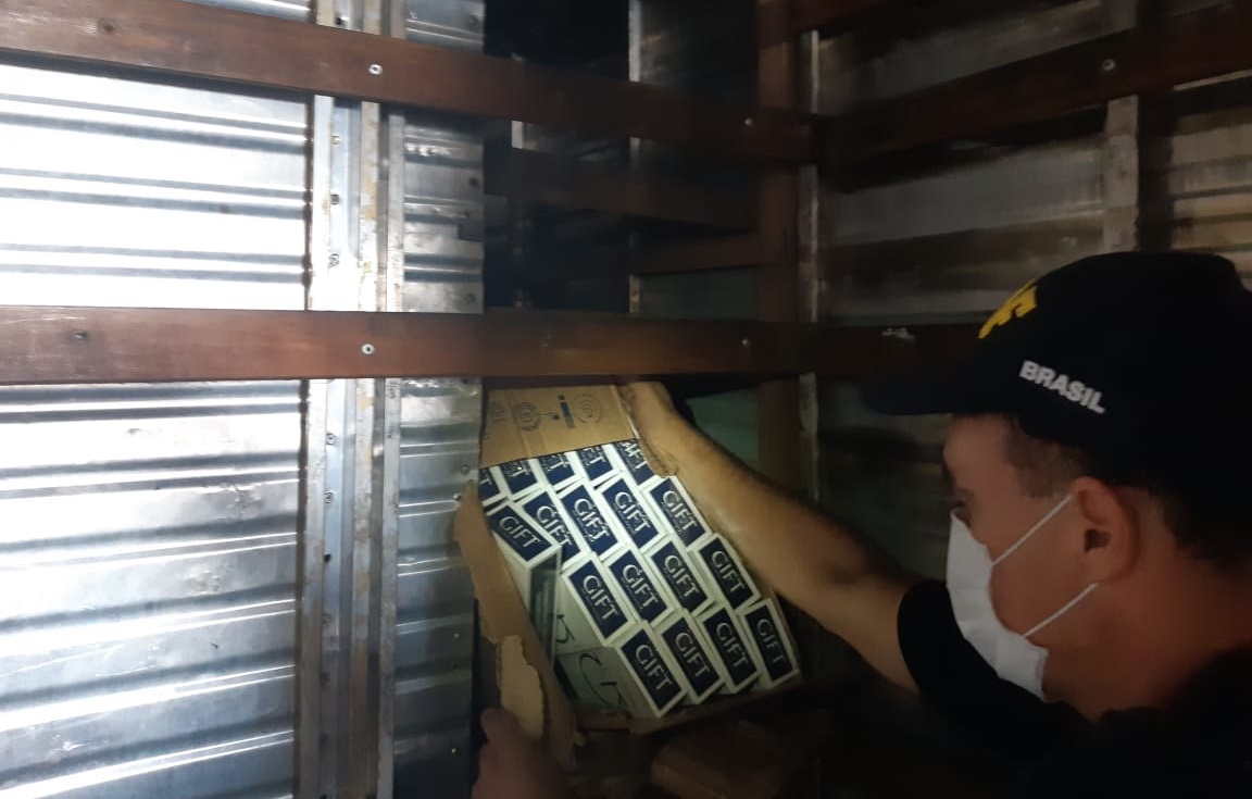 PRF apreende 26 mil maços de cigarros em fundo falso de caminhão na BR-050