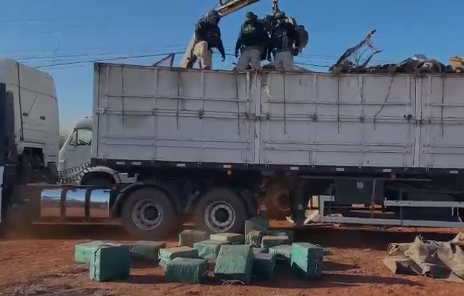 PRF apreende caminhão com quase 600 quilos de cocaína em Jataí 