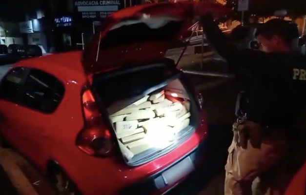 PRF apreende carro roubado com 200 kg de maconha em Anápolis