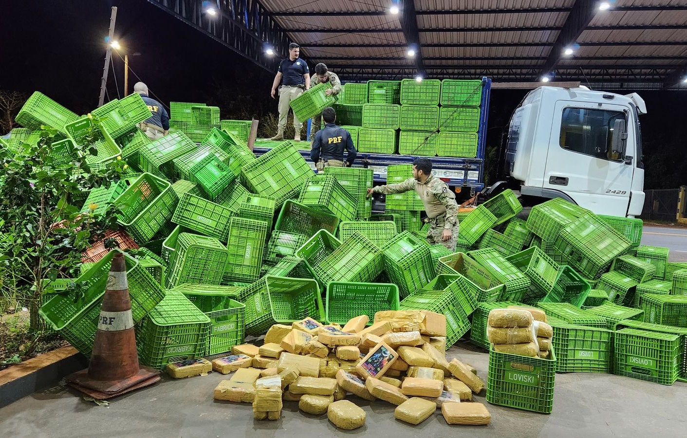 PRF apreende mais de 100 quilos de supermaconha dentro de caminhão em Jataí