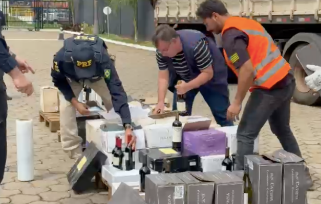 PRF apreende mais de mil garrafas de vinho sem nota em Hidrolândia