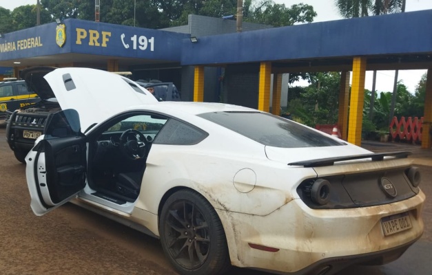 PRF apreende Mustang irregular com cigarros eletrônicos contrabandeados