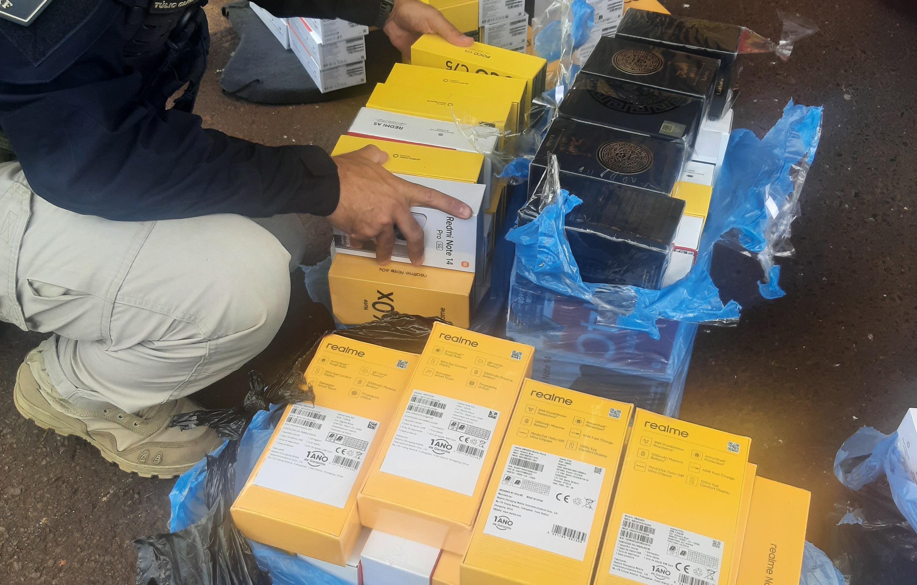 PRF apreende quase 200 celulares sem nota fiscal em Itumbiara