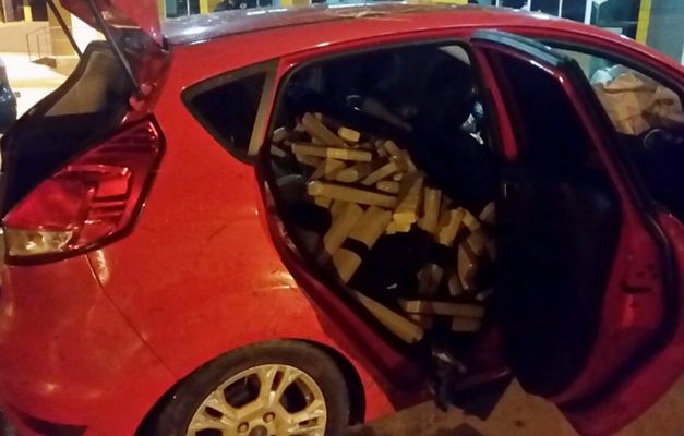 PRF apreende veículo roubado com mais de 350 kg de maconha em Jataí