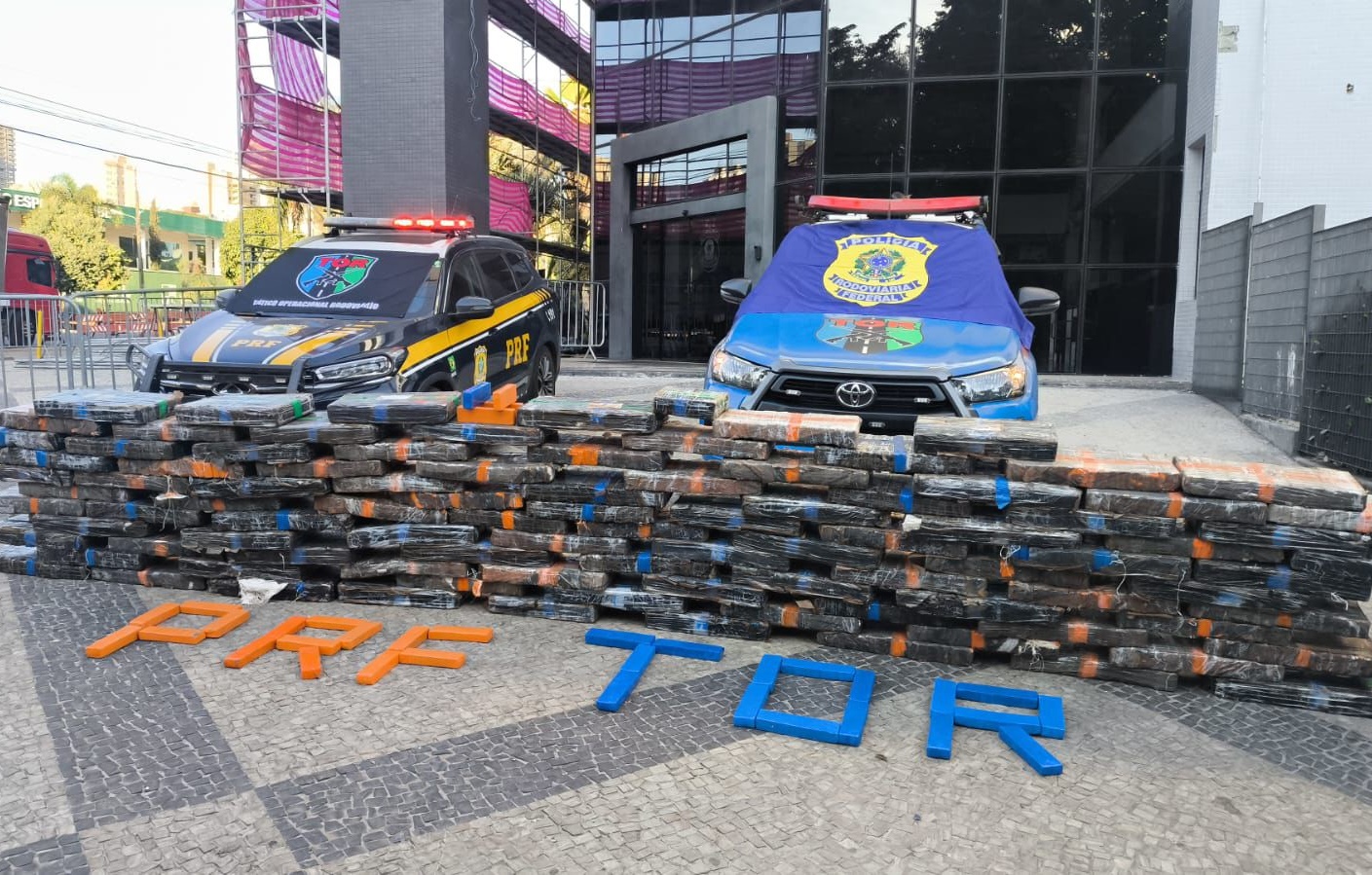 PRF e PMGO apreendem 1 tonelada de maconha escondida em carga de ração