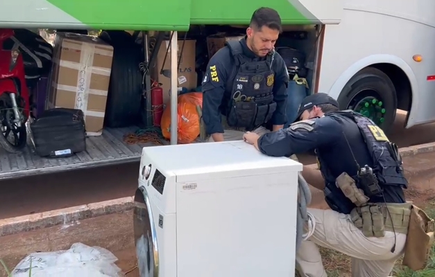 PRF em Goiás apreende droga em máquina de lavar transportada em ônibus