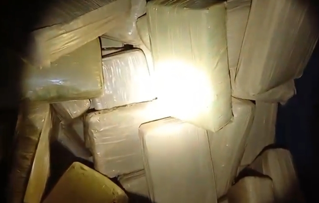 PRF em Goiás flagra 150 kg de "supermaconha" escondidos em máquina agrícola