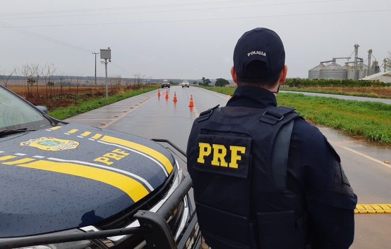 PRF em Goiás flagra 58 crianças transportadas sem cadeirinha em 15 dias