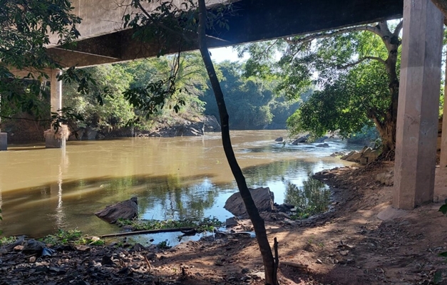 PRF interdita BR-153 em Morrinhos para retirar caminhão de rio