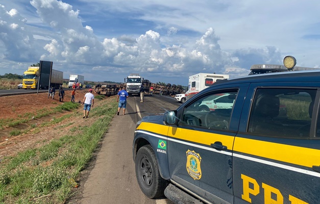 PRF multa motoristas que saquearam carga entre Itumbiara e Morrinhos