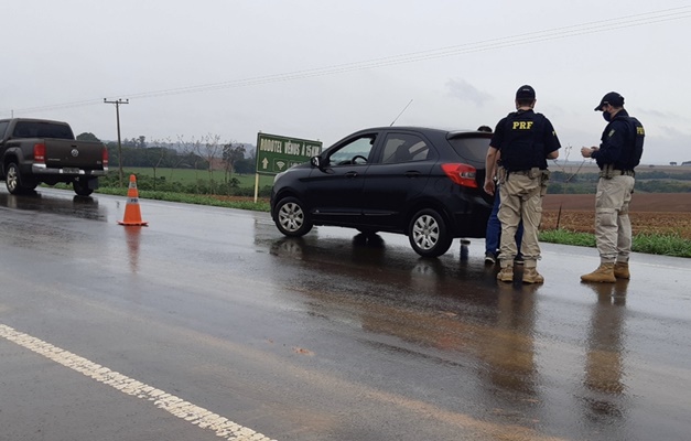 PRF orienta motoristas goianos que vão pegar estrada no período de chuvas