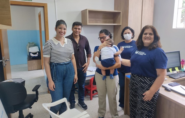 Primeira família acolhedora de Goiânia recepciona bebê afastado dos pais