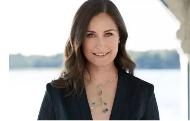 Primeira-ministra da Finlândia surge em vídeo dançando até o chão e é criticada