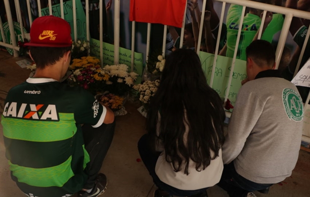 Primeiro avião com corpos das vítimas chega a Chapecó às 7h de sábado